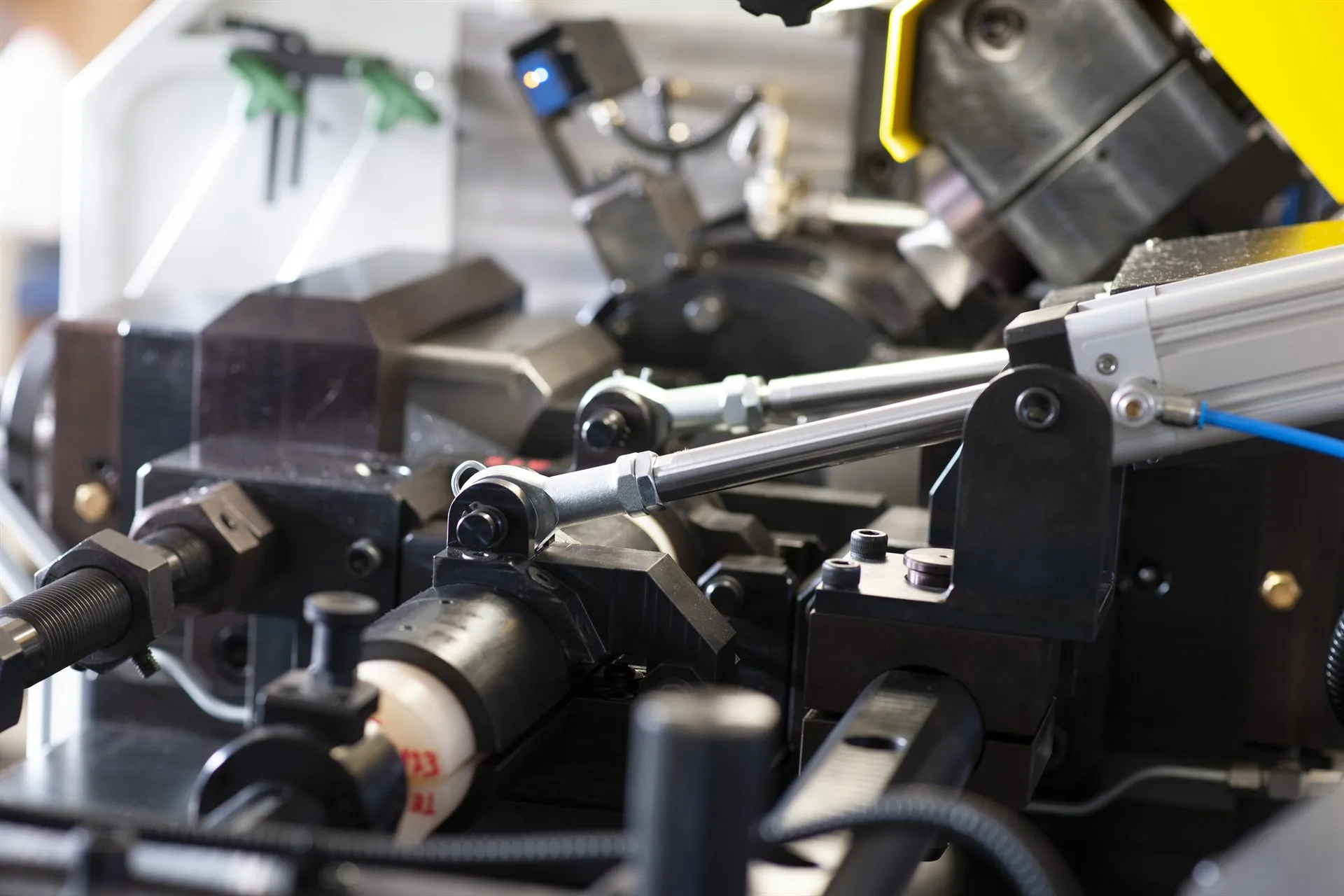 The working area of the friction welding machine: chuck, vice and pneumatic units