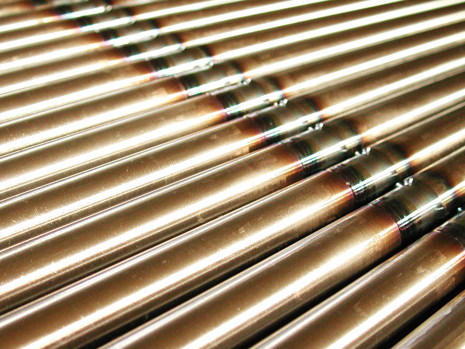 Friction-welded bars with temper colours along the joint line